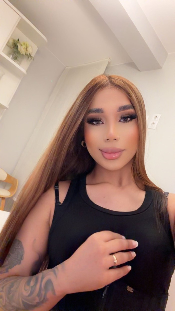 HERMOSA CHICA TRANS CARIÑOSA Y FIESTERA