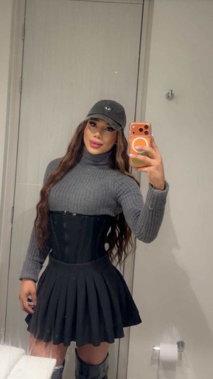 HERMOSA CHICA TRANS CARIÑOSA Y FIESTERA