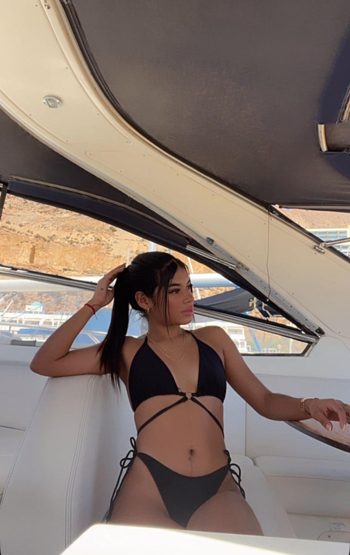 MARIANA VICIOSITA Y CARIÑOSA EN IBIZA CENTRO