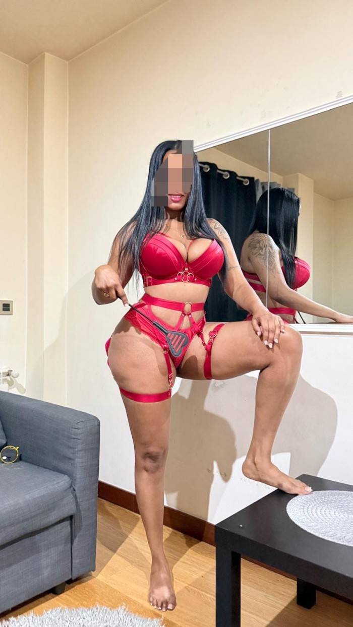 Naomi linda morenita