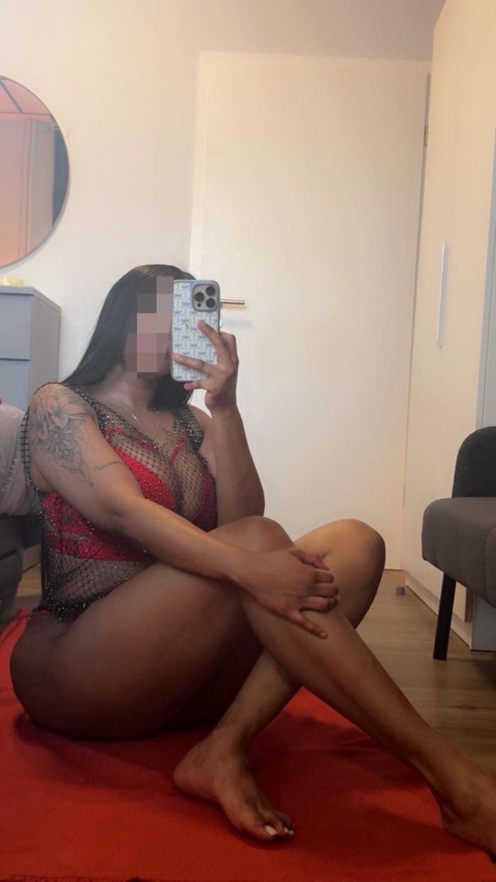 Naomi linda morenita