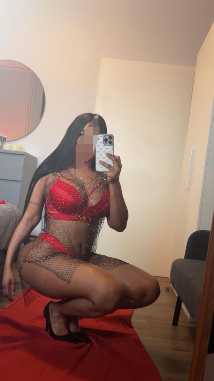 Naomi linda morenita