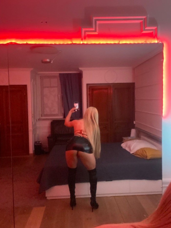 JOVENCISIMA TRANS RUBIA COLOMBIANA 22 AÑOS ESTRENO