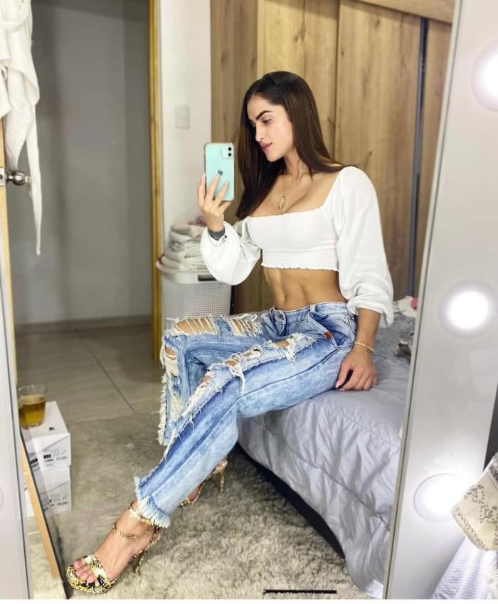 CAMILA, LATINA VICIOSA Y FIESTERA