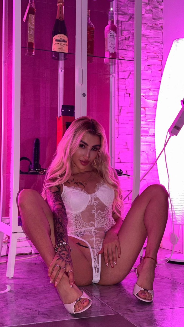 VEN Y PRUEBA ESTE DELICIOSO COÑITO ESTRECHO