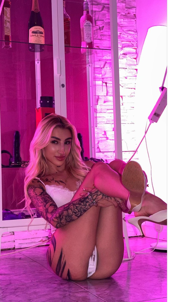 VEN Y PRUEBA ESTE DELICIOSO COÑITO ESTRECHO