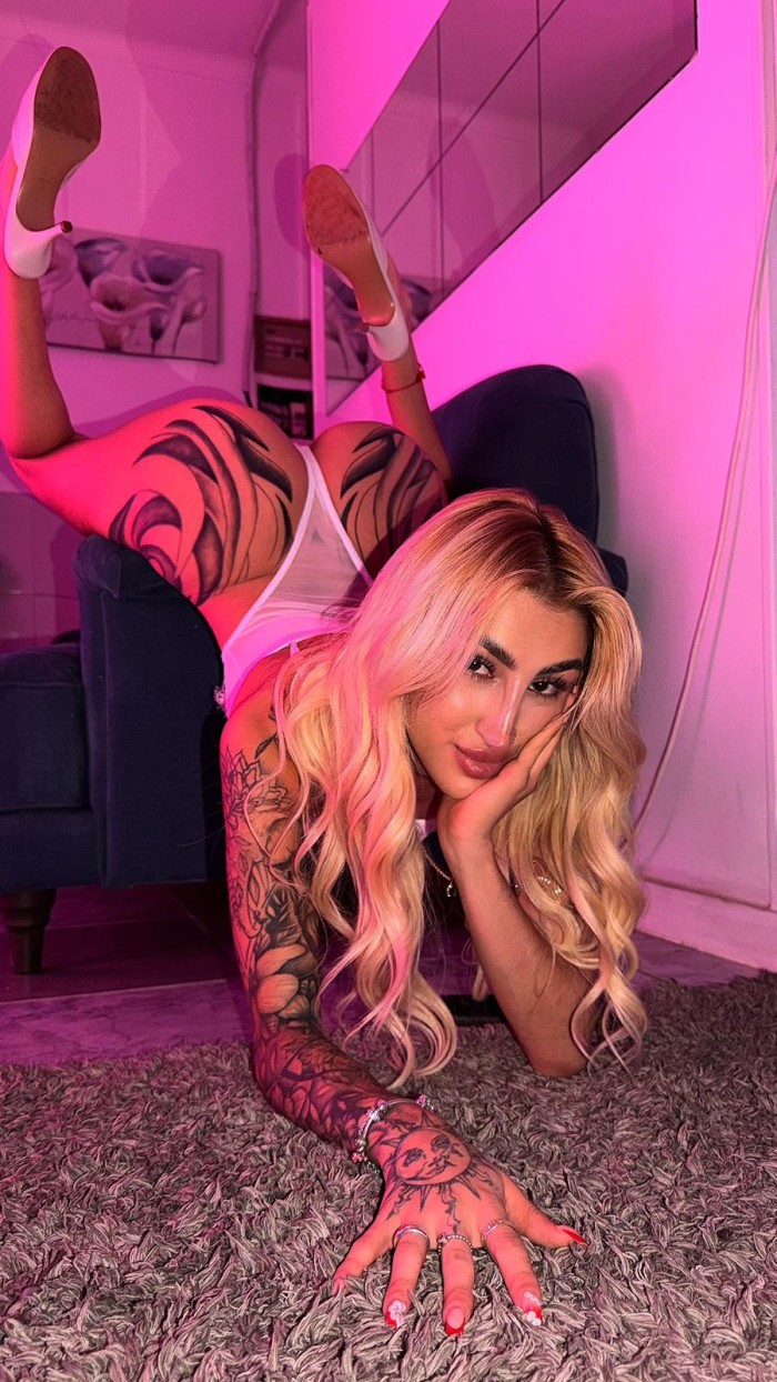 VEN Y PRUEBA ESTE DELICIOSO COÑITO ESTRECHO