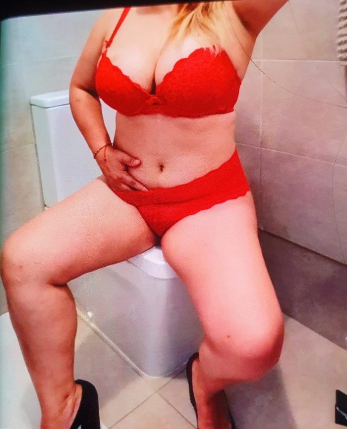 EN  LOS BOLICHES MADURITA CURVI CON GANAS DE SEXO