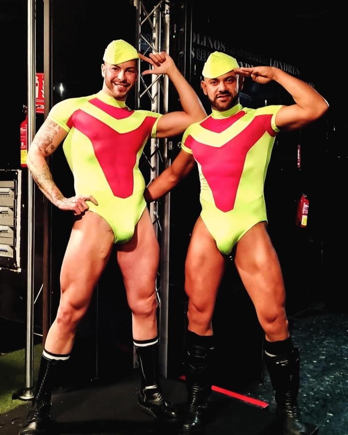 DOS CHICOS FUEGO PURO PARA MOMENTOS INOLVIDABLES