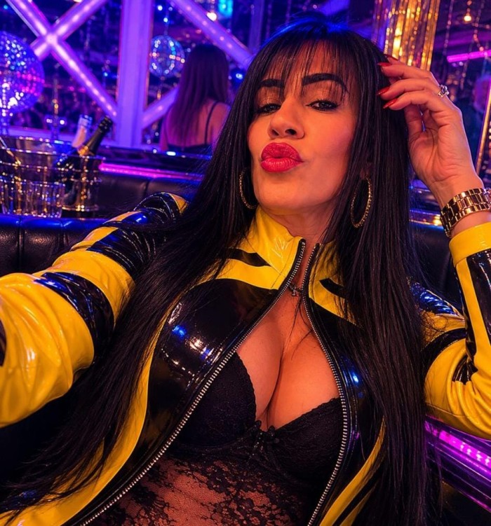Debora latina caliente