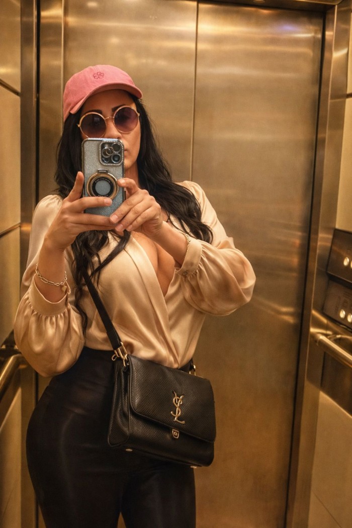 Debora latina caliente