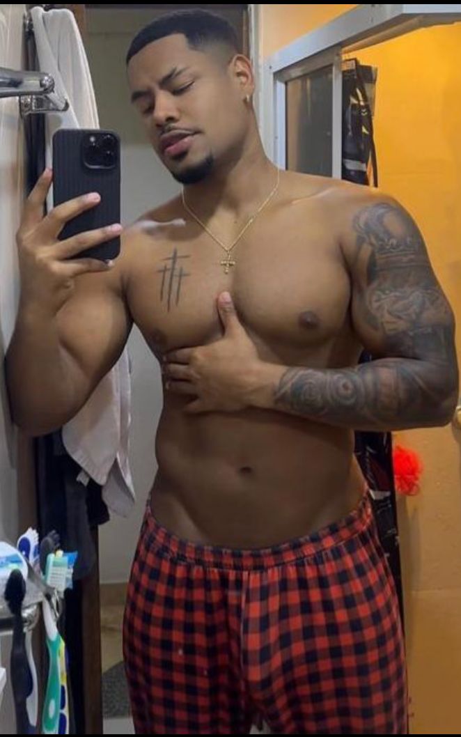 Joven latino masculino disponible 24 hs