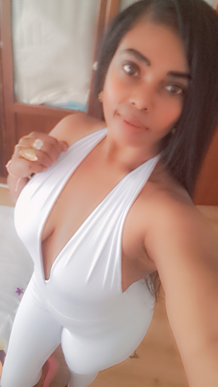EN ISLA CHICA BOMBA DE SEXO LUJURIA DESEOSA DE COM