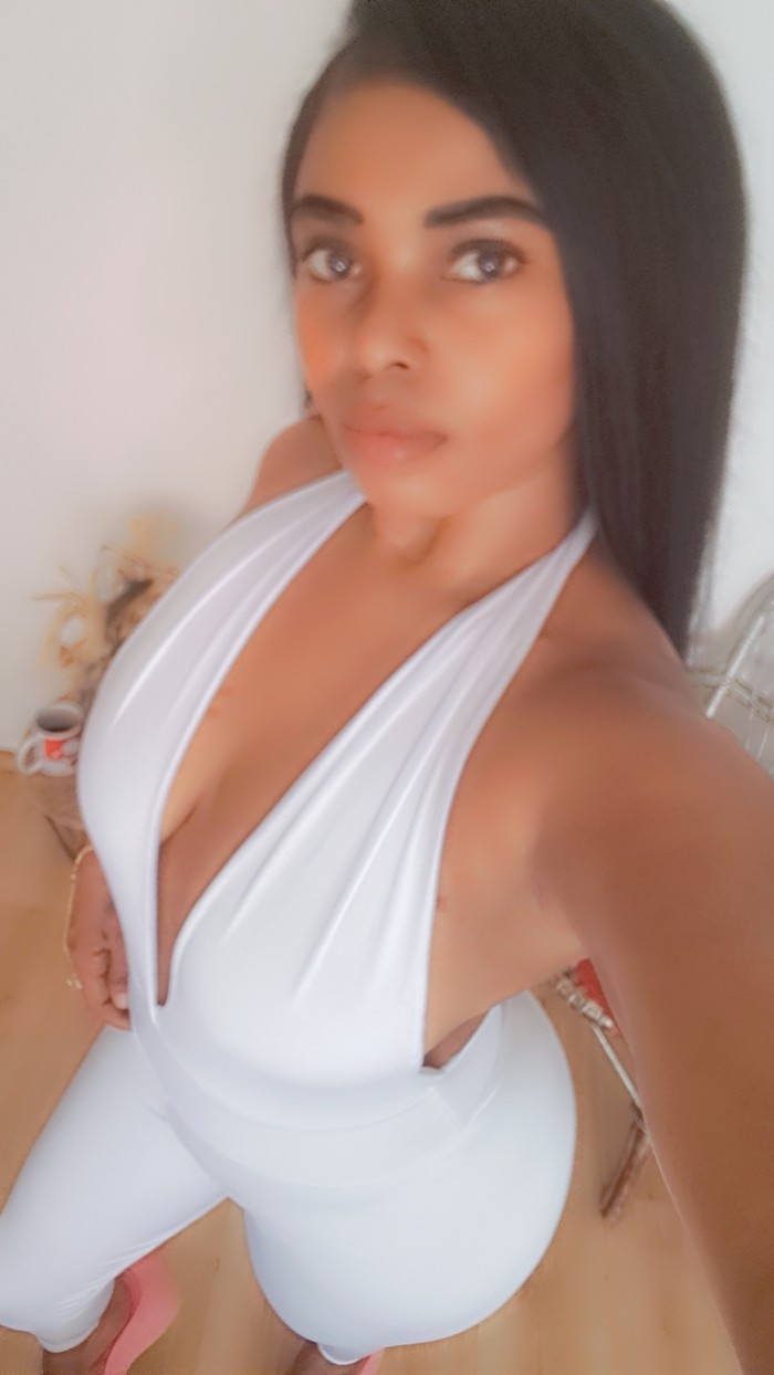 EN ISLA CHICA BOMBA DE SEXO LUJURIA DESEOSA DE COM