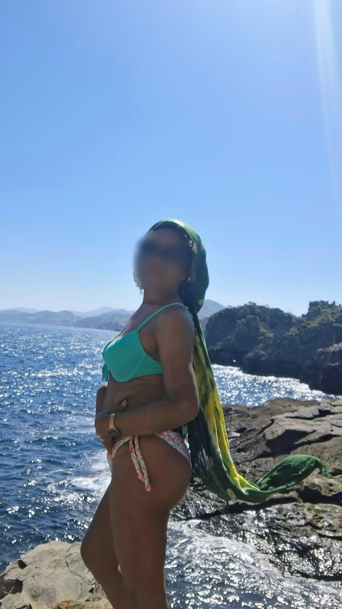 MADURITA FIESTERA CON DELICIOSO COÑITO ARDIENTE