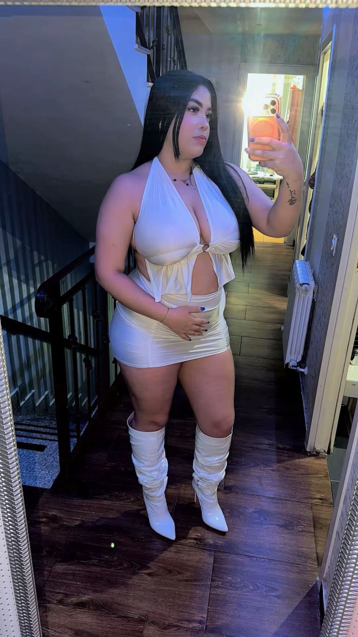 Encanto latina mujer pícara y extrovertida