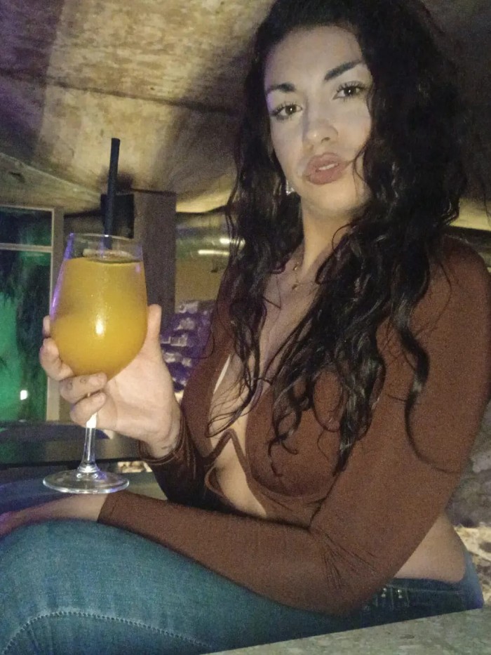 LOLA, ESPAÑOLA REAL DE 24 AÑOS CON MUCHO ARTE