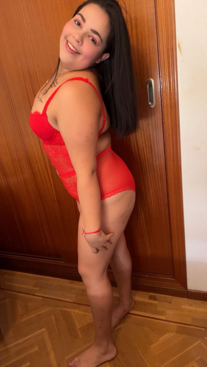 Jovencita con curvas deseando comer pollas!!