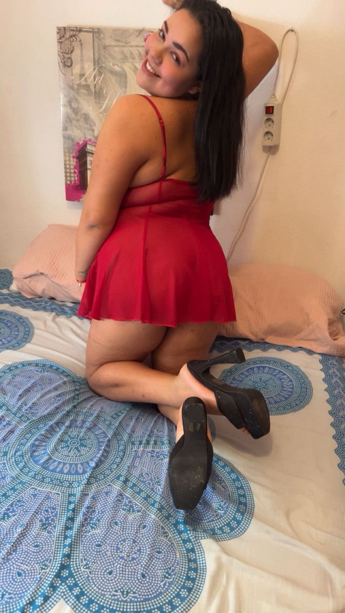 Jovencita con curvas deseando comer pollas!!