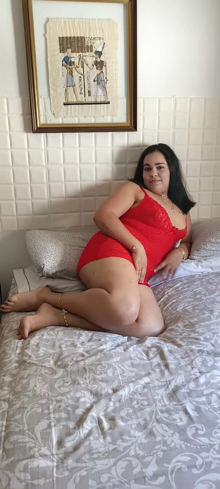 Jovencita con curvas deseando comer pollas!!