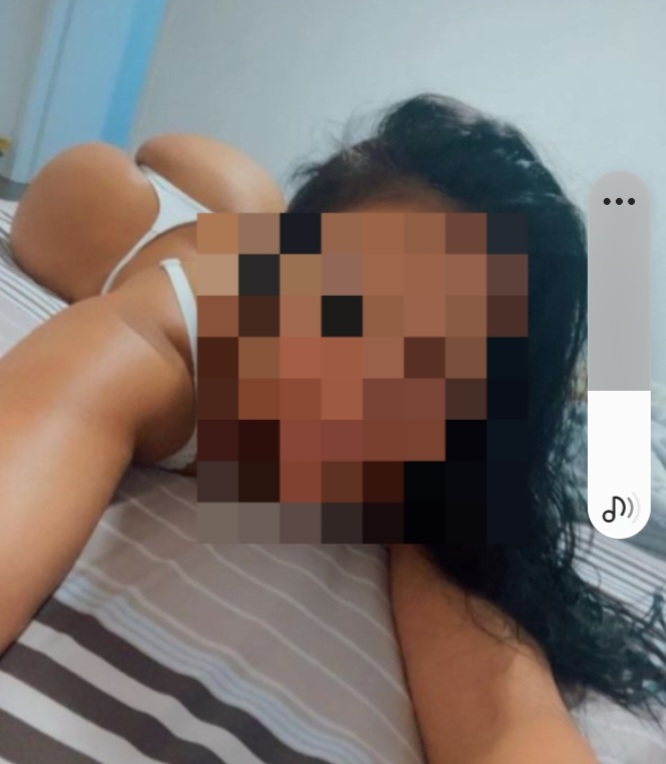 Morena guapa agradable atractiva implicada