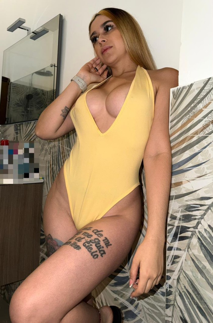 Rubia espectacular guapa fogosa y complaciente
