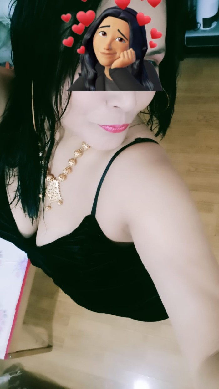 Elisa madurita guapa, mamadora y fiestera a tope.