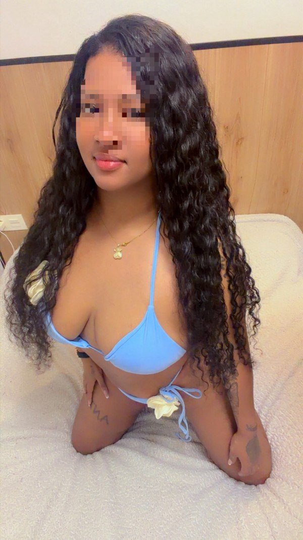 Bomba latina caliente y estrechita  Samanta