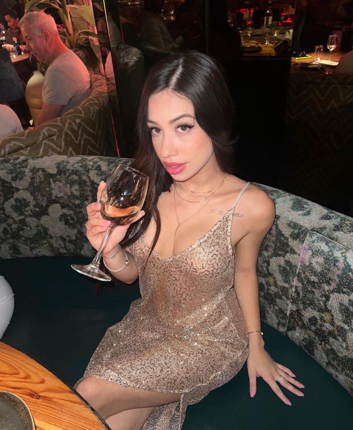 SARA SEXY COMPLACIENTE