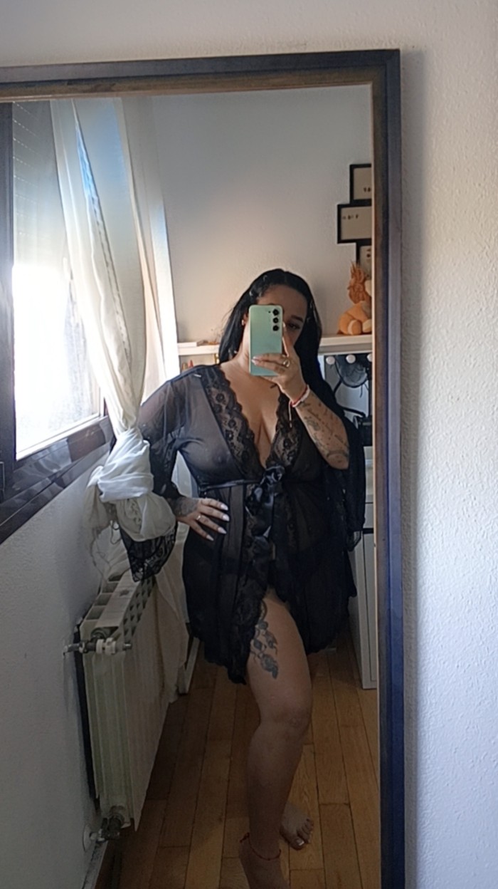 Colombiana tatuada con curvas