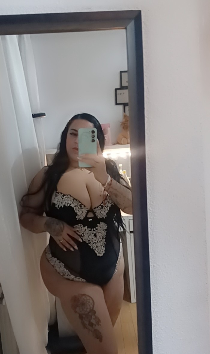Colombiana tatuada con curvas