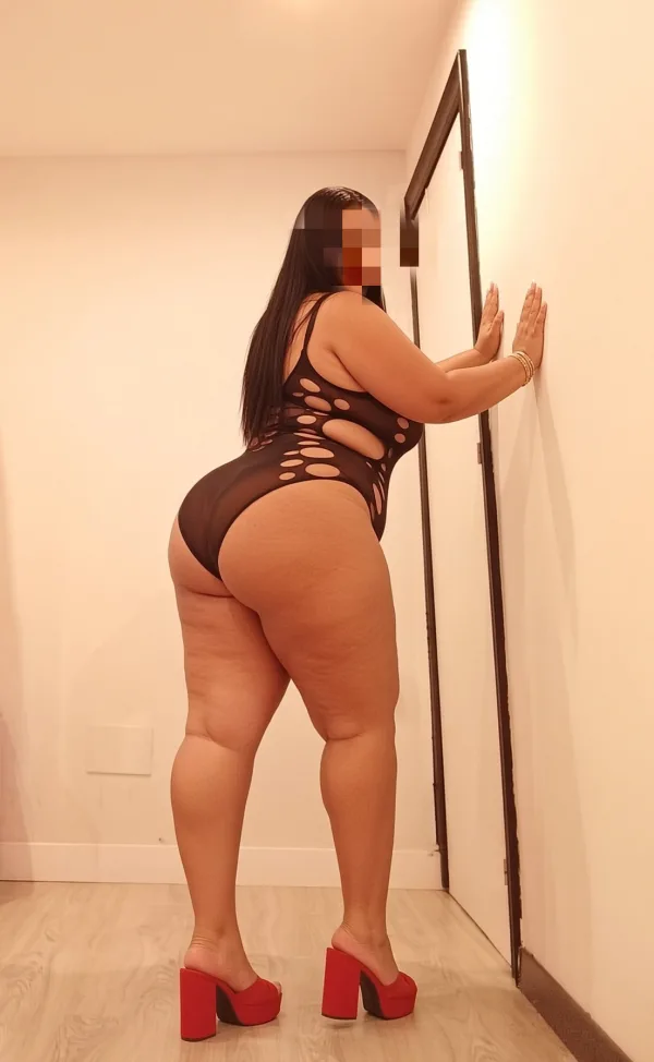 Súper fiestera curvy en la calzada