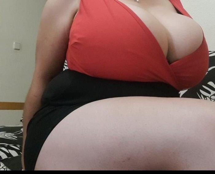 KAROL TETONA RUBIA CON GANAS DE DIVERSION, ARDIENTE