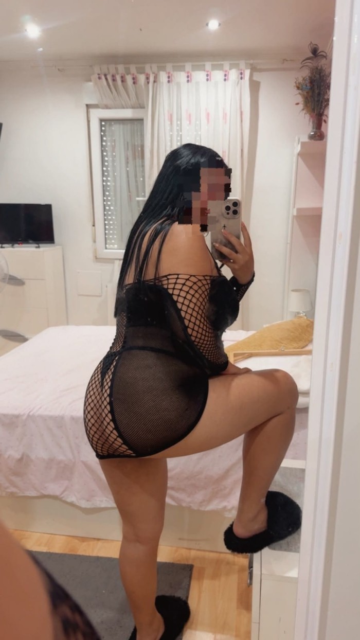 POR SANTUTXU – COLOMBIANA JUGUETONA Y EXPLOSIVA CON TETAS INFINITAS
