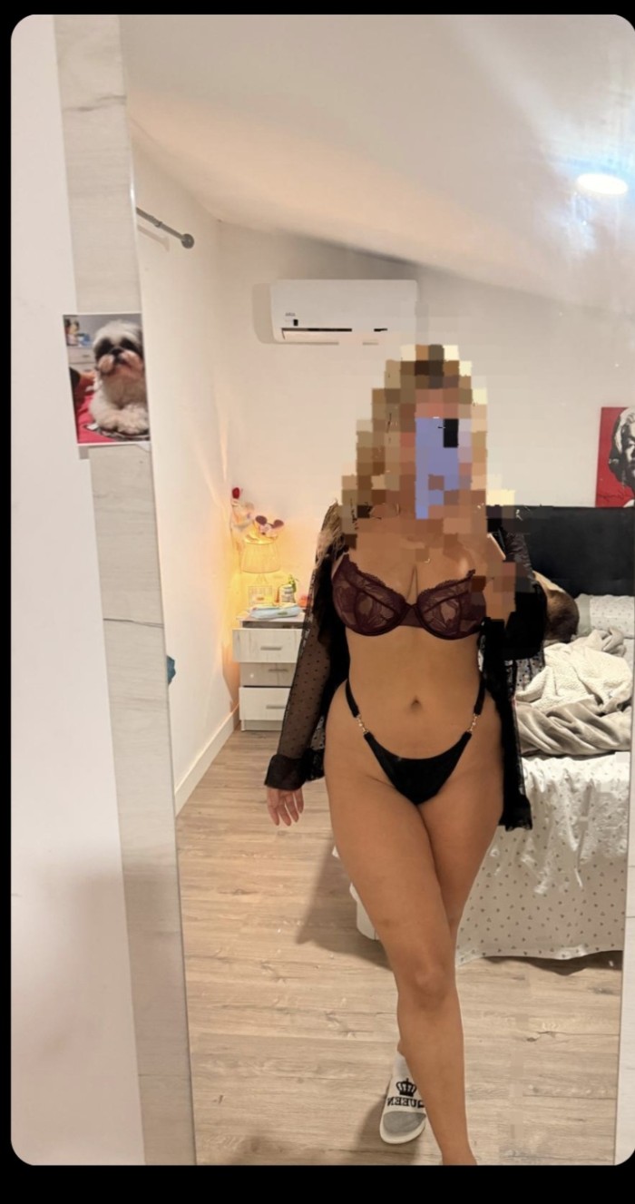 Latina con un cuerpo natural