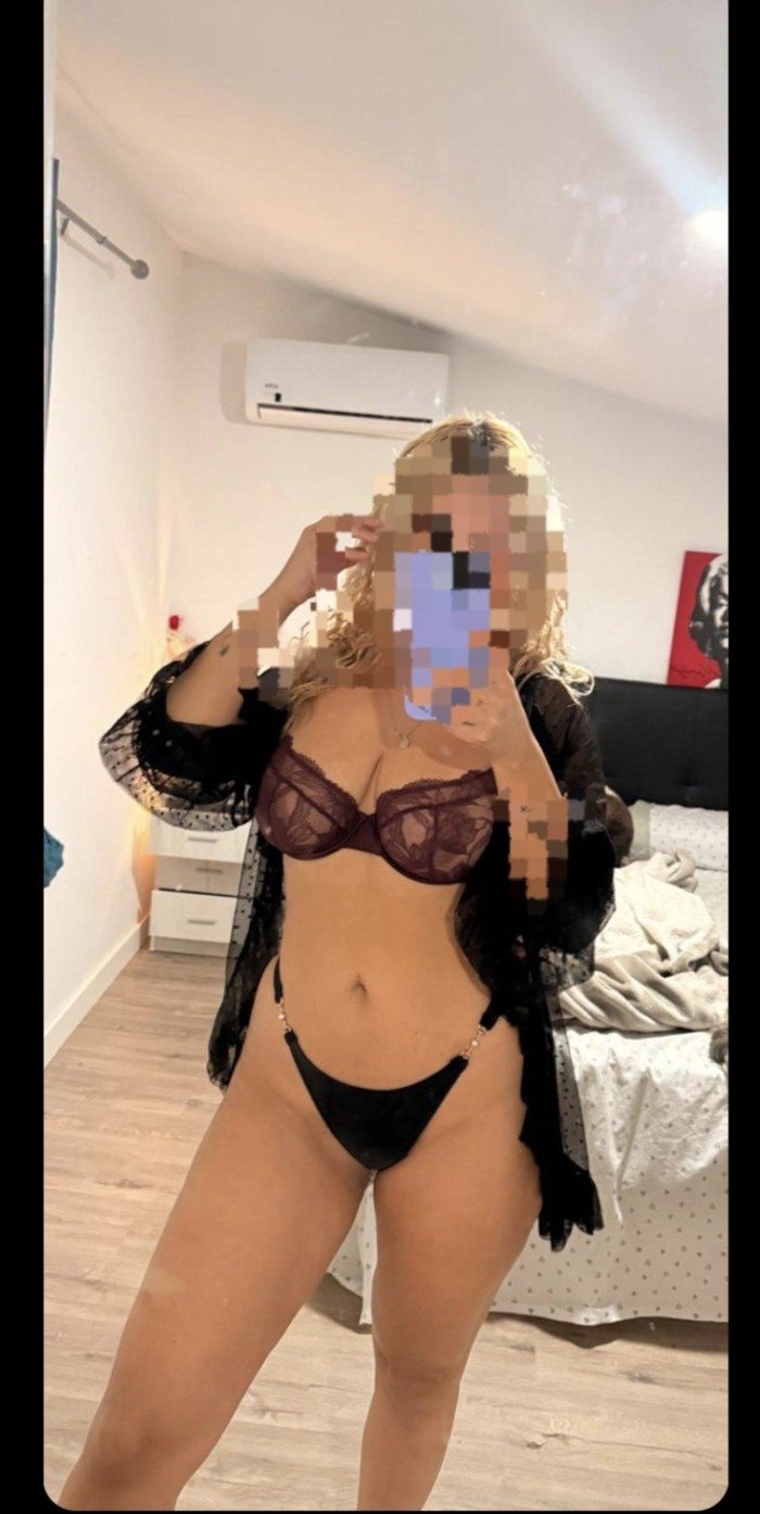 Latina con un cuerpo natural
