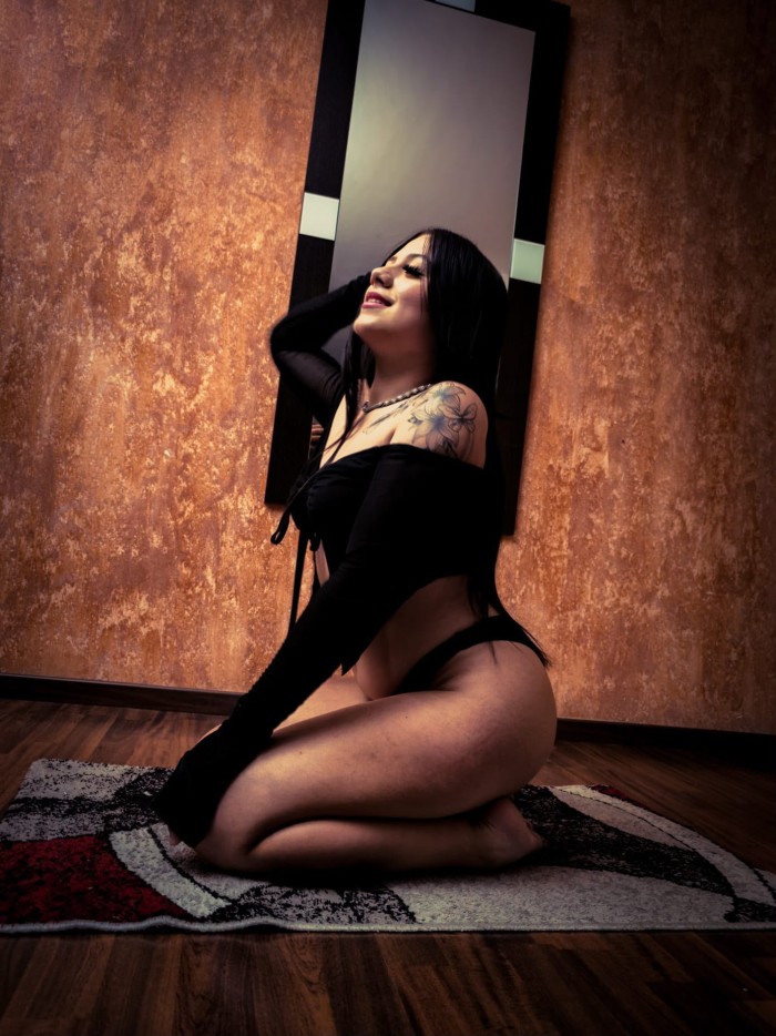 HERMOSA DELICIOSA MUY IMPLICADA CON GANAS DE TODO