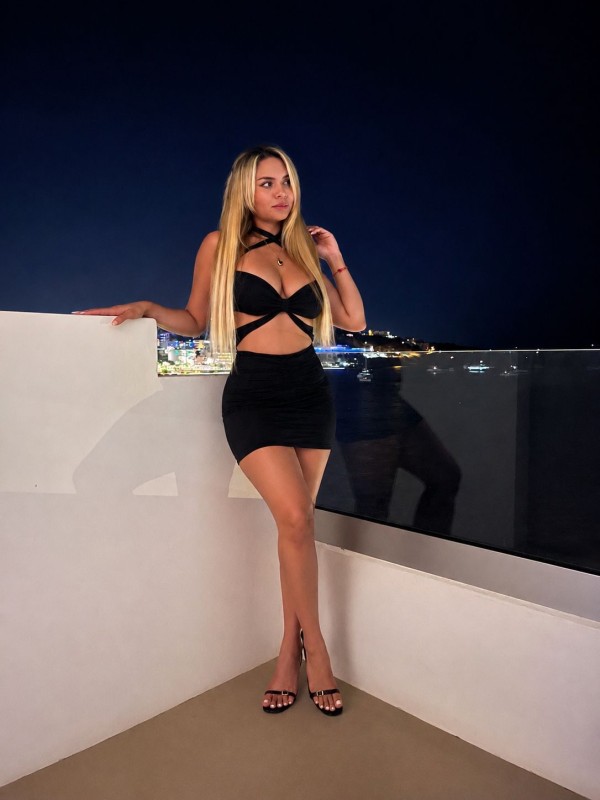 SCARLET NOVEDAD RUBIA LATINA PURO VOLTAJE