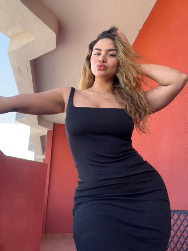 SCARLET NOVEDAD RUBIA LATINA PURO VOLTAJE