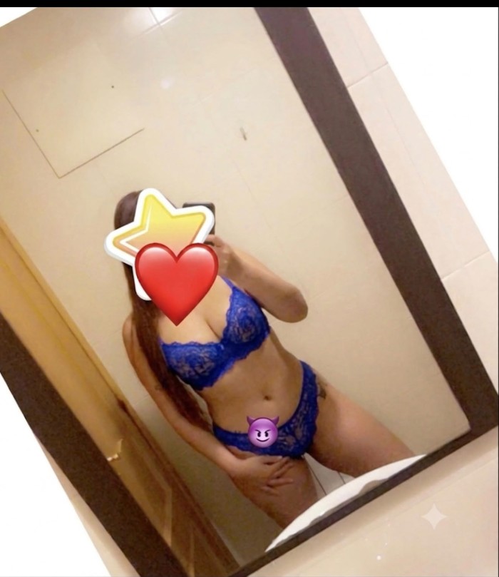 MUY CACHONDITA Y MOJADITA VEN Y FOLLEMOS