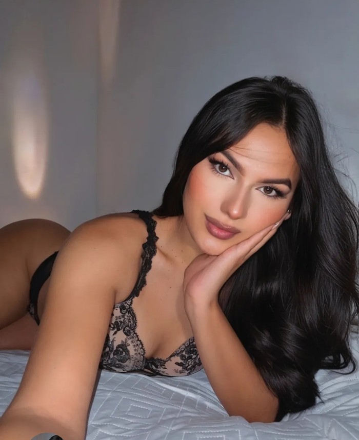 TRANS LUJURIOSA FIESTERA DESEOSA DE SEXO A TOPE