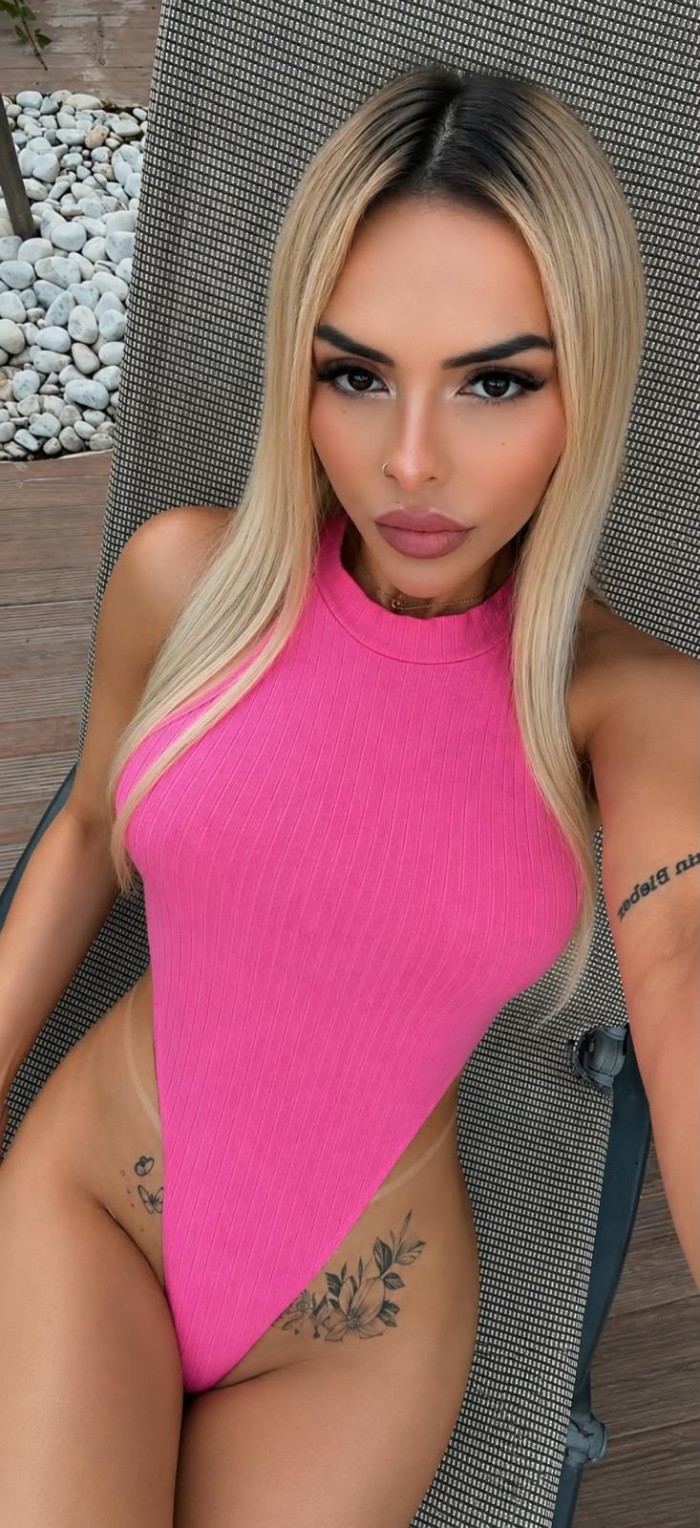 JOVEN LATINA DE TEZ BLANCA Y PIEL SEDOSA