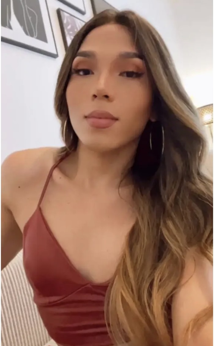 Chica trans muy femenina y enrollada