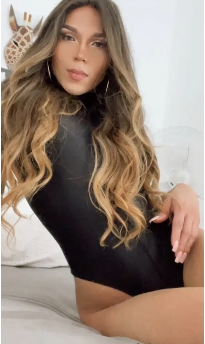 Chica trans muy femenina y enrollada