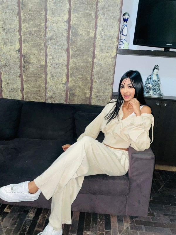 MODELO FIESTERA Y CARIÑOSA 24 HORAS
