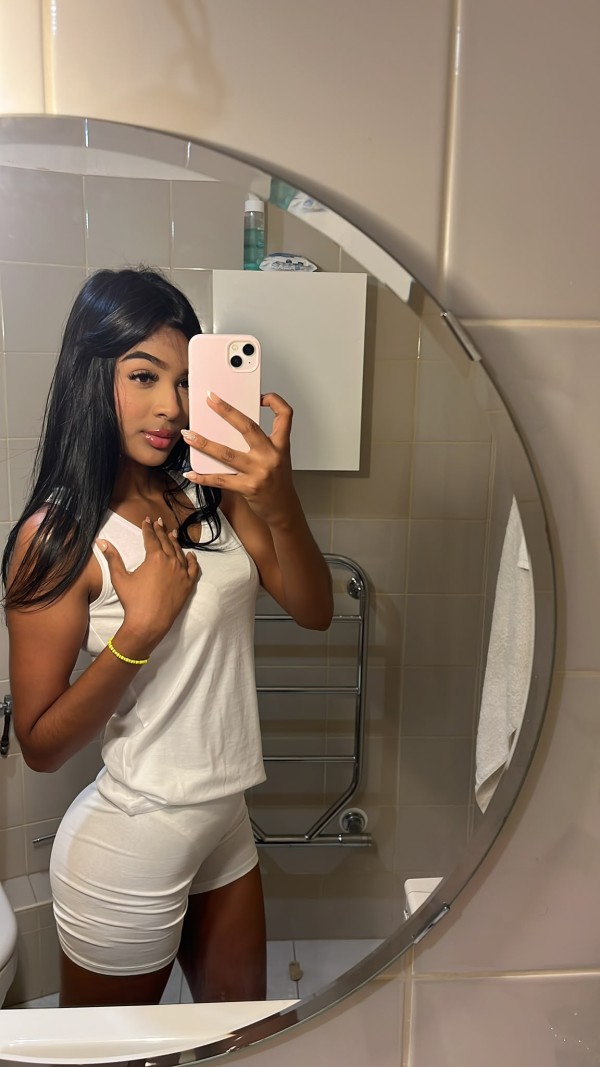 MODELO FIESTERA Y CARIÑOSA 24 HORAS