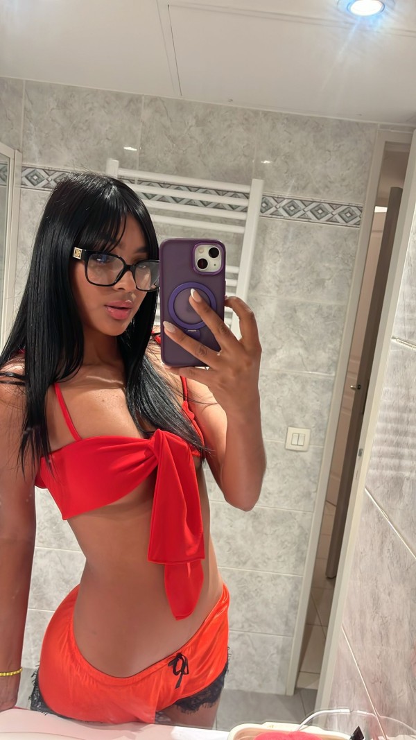 MODELO FIESTERA Y CARIÑOSA 24 HORAS
