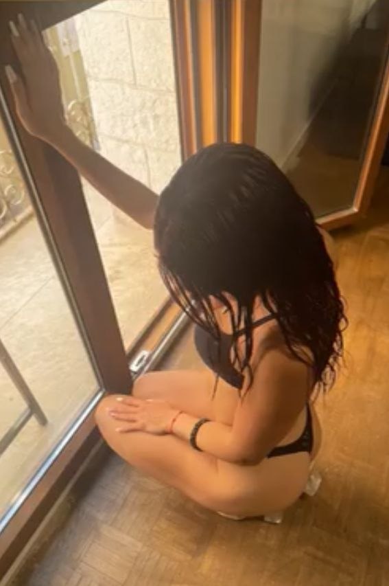 ESPAÑOLA , SIN FILTROS TU FLACA FAVORITA FIESTERA