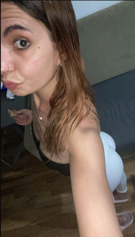 ESPAÑOLA , SIN FILTROS TU FLACA FAVORITA FIESTERA