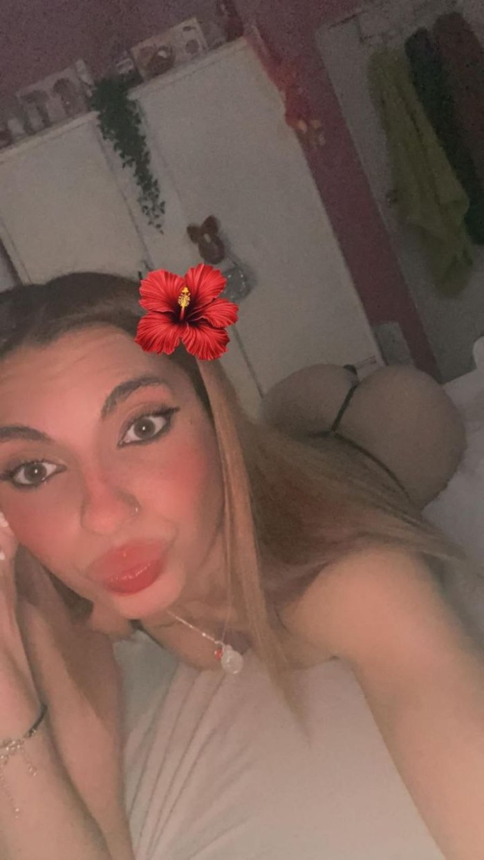 ESPAÑOLA , SIN FILTROS TU FLACA FAVORITA FIESTERA
